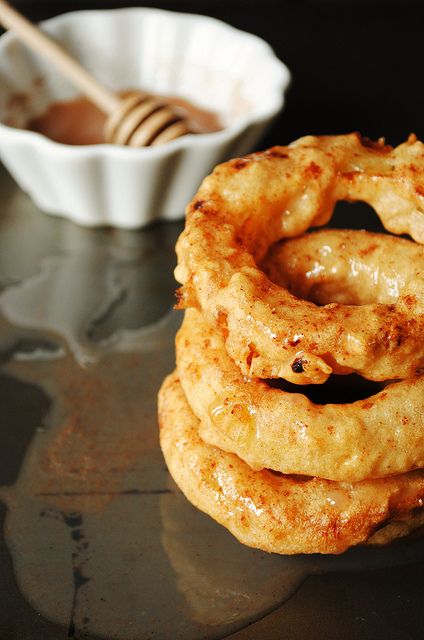 Baked Apple Rings with Cinnamon & Sugar Icing Caramel Apple Donut, Fried Apple Rings, Cinnamon Sugar Butter, Apple Donut, Apple And Honey, Fried Apple, Apple Rings, Donut Ring, Vanilla Sauce