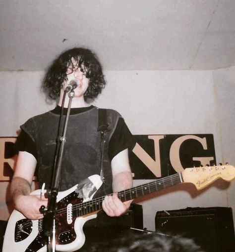 fashion god Shoegaze Fashion Men, Kevin Shields 90s, Jazzmaster Aesthetic, Shoegaze Fashion, Punk Guitarist Aesthetic, Punk Bassist, Punk Guitarist, 90s Guitar, Kevin Shields