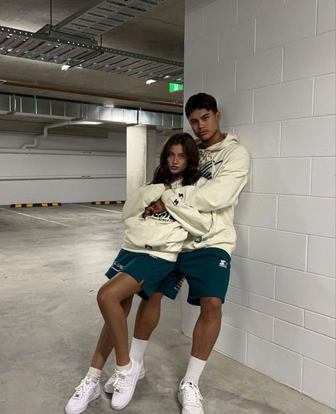 @bellaprocida Matching Couple Outfits Aesthetic, Pose Couple, Instagram Pose Ideas, Poses For Couples, Gym Couple, Couple Matching Outfits, Instagram Couples, Couple Fits, Poses Instagram