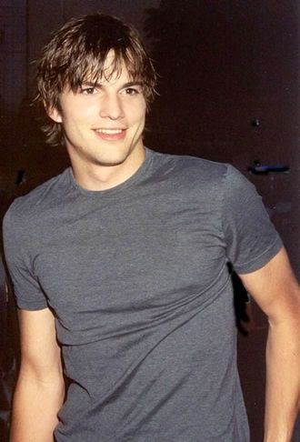 Ashton Kutcher Long Hair, Ashton Kutcher 2000s, Austin Kutcher, Ugly Hot Actors, Men From The 90s, Ashton Kutcher 90s, Athlete Crush, Young Ashton Kutcher, Aston Kutcher