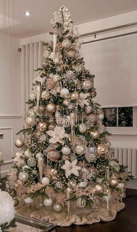 Red And White Christmas Tree, Christmas Tree Inspo, White Christmas Tree Ideas, Flocked Christmas Trees Decorated, Red And White Christmas, Creative Christmas Trees, Pencil Christmas Tree, Christmas Themes Decorations, Christmas Tree Inspiration