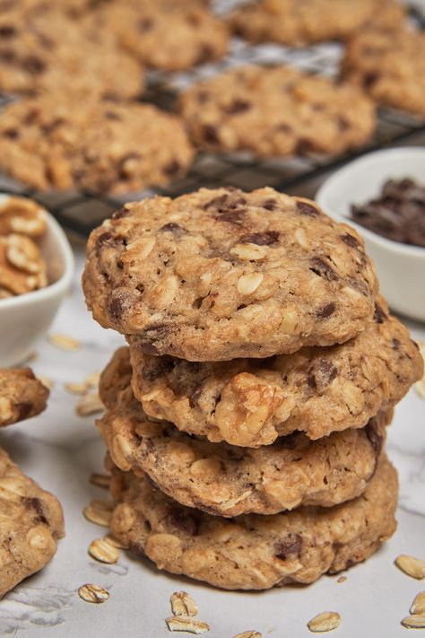 These classic Oatmeal Walnut Chocolate Chip Cookies are soft, with a crunch of walnut, chocolatey, with a hint of cinnamon, and out of the oven in just 10 minutes! Walnut Chocolate Chip Cookies, Chocolate Chip Walnut Cookies, Dairy Free Low Carb, Snack Smoothie, Easy Healthy Eating, Oatmeal Chocolate Chip, Walnut Cookies, Oatmeal Chocolate, Best Oatmeal