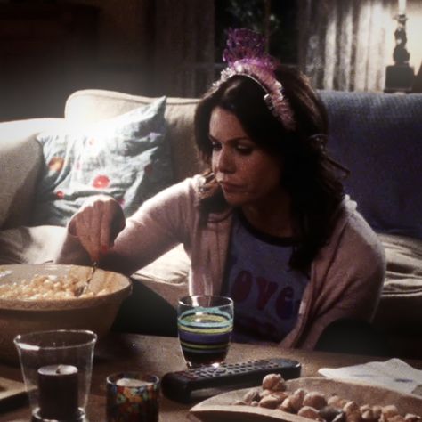 Loriela Gilmore, Lorelai Gilmore Icons, Lorelei Gilmore Aesthetic, Lorili Gilmore, Lorelai Gilmore Aesthetic, Gilmore Core, Gilmore Girls Lorelai, Lorelei Gilmore, Team Logan