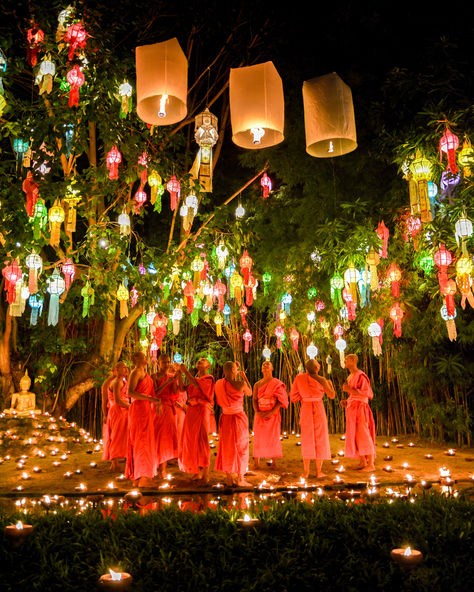 Monks releasing lanterns during the Yi Peng Lantern Festival in Chiang Mai, Thailand. Yi Peng Festival Thailand, Yi Peng Lantern Festival, Yee Peng Lantern Festival, Thailand Light Festival, Thailand People, Lantern Festival Taiwan, Lunar Festival, Thailand Lantern Festival, Lantern Photography