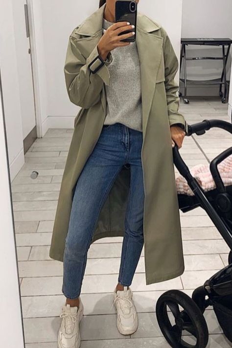 Mum Style Outfits 2023, Mum Fashion 2023, Outfit Pull Gris, Cool Mum Fashion, Khaki Trench Coat Outfit, Khaki Trench, Mode Tips, Mum Fashion, Green Toys