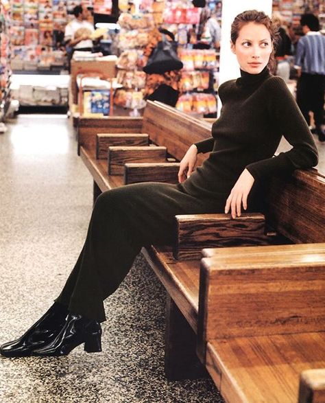 Christy Turlington Style, Christy Turlington 90s, 90s Supermodels, Photographie Portrait Inspiration, 90s Models, Winona Ryder, Christy Turlington, Ellen Tracy, Carrie Bradshaw