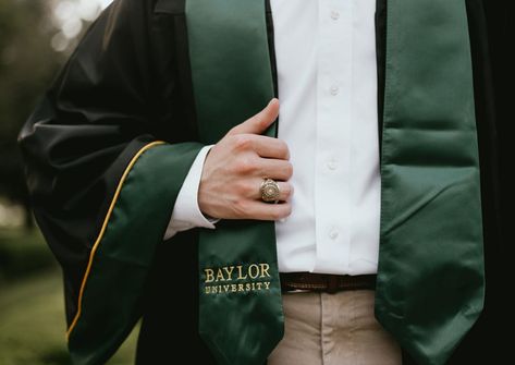 Graduation Picture Ideas Guys, Grad Pics For Guys, College Senior Pictures For Guys, Boy Grad Picture Poses, Graduation Pictures Guys, College Guy Senior Pictures, Male Grad Photos, Guy Graduation Pictures, Mens Graduation Pictures