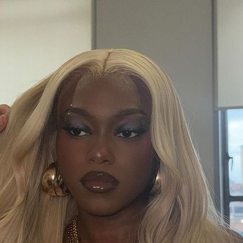 black women blonde, eyebrow piercing, brown lip combo, darkskin makeup Full Brows Natural, Burgundy Eyebrows Black Women, Black Women Eyebrow Piercing, Eye Brow Piercing Girl Aesthetic, Eyebrow Piercing Gold, Eyebrow Piercing Black Women, Brow Piercing Women, Brown Girl Blonde Hair, Blonde Eyebrows Black Women