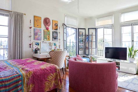 This 450-Square-Foot LA Studio’s Vibe Is “Main Character of a Rom-Com’s Apartment” (And I’d Watch!) Maximalist House, Cozy Studio Apartment, Vintage Stores, Swap Meet, Studio Apartment Layout, Gorgeous Houses, Colorful Home, White Living, Types Of Furniture