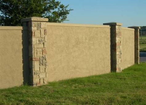 Stucco fence and stone columns Cement Wall Fence Ideas, Cheap Fence, Fencing Ideas, Front Fence, Concrete Fence, Brick Fence, Horizontal Fence, Steel Fence, Building A Fence