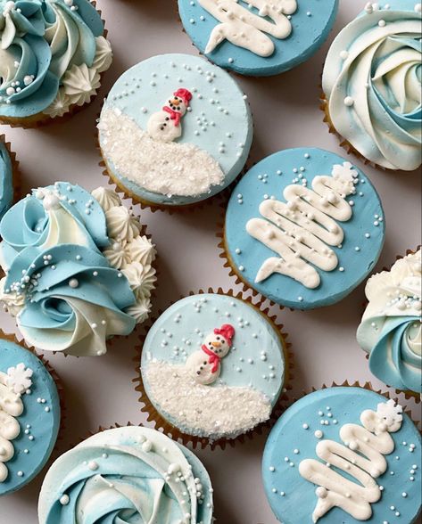 Snow Cupcakes Ideas, Cute Christmas Cupcakes For Kids, Holiday Cupcake Decorating Ideas, Blue Christmas Cupcakes, Holiday Bakery Ideas, Unique Christmas Cupcakes, Snowflake Cupcake Cake, Winter Wonderland Cupcake Ideas, Decorated Christmas Cupcakes