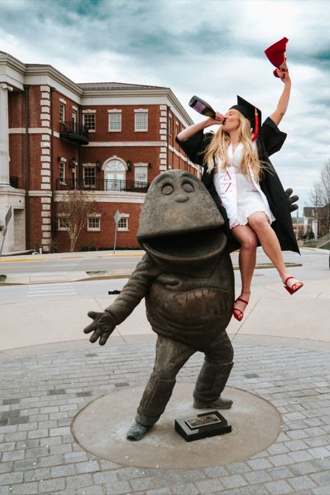 Western Kentucky University Graduation Photos and poses by Allie Krauser Digitals University Graduation Photos, Western Kentucky University, Kentucky University, College Graduation Photos, Graduation Poses, University Graduation, Grad Pics, Grad Photos, University Of Kentucky