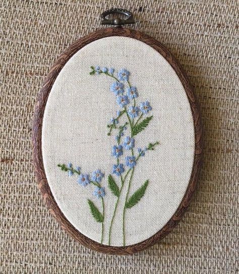 Blue Forget Me Not Flowers, Plastic Hoop, Hoop Frame, Forget Me Not Flowers, Floral Embroidery Patterns, Flowers Embroidery, Embroidered Art, Embroidery Stitches Tutorial, Pola Sulam