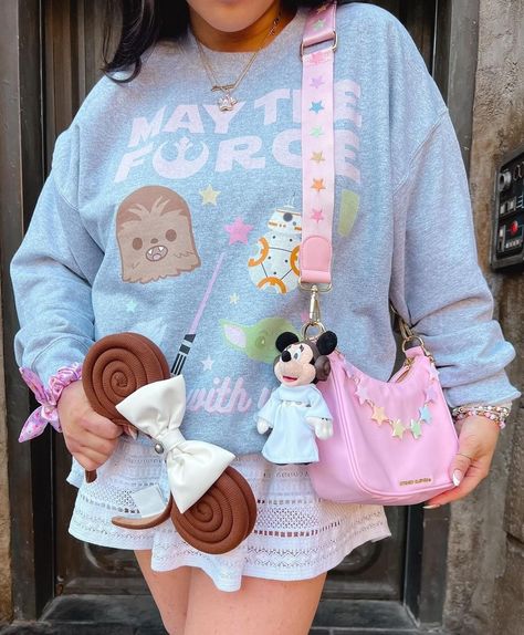 Disney Influencer Aesthetic, Comfy Disney Outfits, Pink Disney Outfit, Disney Core, Disney Ootd, Disneyland Merchandise, Disney Packing, Disney Park Outfit, Disney Essentials