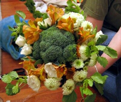 Broccoli Bouquet, Diy Edible, Garden Baby Showers, Edible Arrangements, Diy Wedding Flowers, Wedding Diy, Bouquet Wedding, Wedding Date, Peter Rabbit