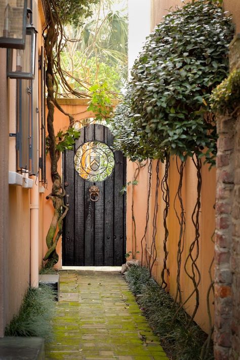 Alleyway Gate, Charleston, SC  © Doug Hickok  All Rights Reserved  Doug's Photo Blog #charleston Garden Fence Gate, Charleston Gates, Side Gate, Garden Gates And Fencing, Charleston Gardens, Garden Gate Design, Small Courtyard Gardens, Charleston Homes, Garden Entrance