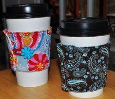 Free Cup Cozy Sewing Pattern from Stitchwerx Designs Crochet Projects To Sell, Sewing Christmas Gifts, Crochet Coasters Free Pattern, Trendy Sewing Projects, Trendy Sewing Patterns, Coffee Cup Cozy, Sewing Projects Free, Crafts Sewing Patterns, Jacket Pattern Sewing