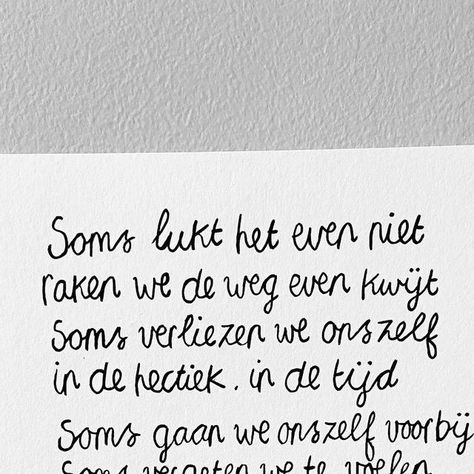 Bij Mar on Instagram: "Soms even verdwalen om de weg te vinden ~ ©️Bij Mar 💫 #bijmar #dichter #dichtersvaninstagram #dichtersvaninsta #gedichten #poëzie #gedicht #woordkunst #dichtkunst #mindset #schrijversvaninstagram #quotes #wijsheid #teksten #taal" Expressing Feelings, Inspirerende Quotes, Theta Healing, How To Express Feelings, Bullet Journal, Healing, Feelings, Quotes, On Instagram