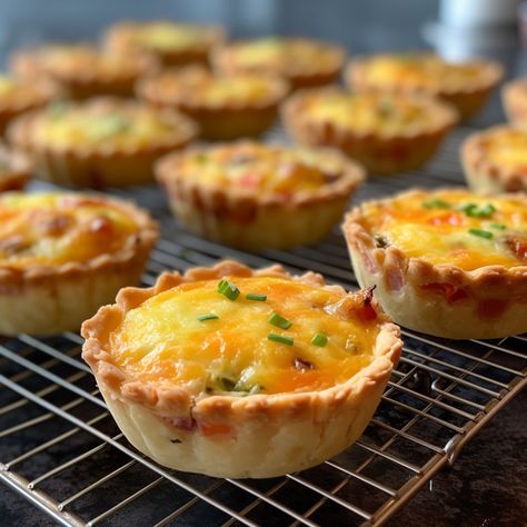 Small Quiche, Quiche Sausage, Eggs Casserole, Egg Casseroles, Casseroles Recipes, Quotes Food, Muffins Breakfast, Easy Quiche, Breakfast Quiche Recipes