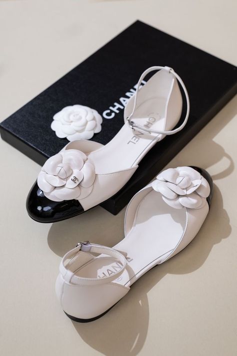 Chanel Mary Janes, Dressy Hats, Office Shoes Women, Shoes Heels Classy, High End Shoes, Classy Shoes, Flower Shoes, Girly Shoes, Watercolor Wallpaper