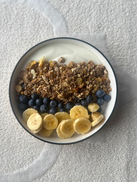 Breakfast ideas Muesli Bowl, Yogurt Bowls, Yoghurt Bowl, Yummy Meals, Yogurt Bowl, Plain Yogurt, Healthy Dishes, 2025 Vision, Fruit Bowl