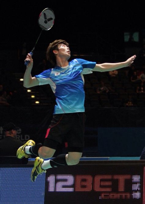 Badminton Jump Smash - Son Wan Ho (KOR) Badminton Anime Wallpaper, Badminton Pose, Badminton Wallpaper, Badminton Poster, Badminton Smash, Badminton Aesthetic, Badminton Pictures, Badminton Photos, Sports Graphics