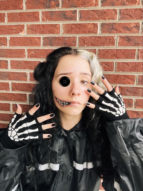 wybie lovat, coraline, costume, button eyes, other wybie, halloween, makeup, unique, girl Wybie Makeup, Other Wybie, Wybie Lovat, Coraline Halloween Costume, Coraline Makeup, Makeup Unique, Coraline Costume, Coraline And Wybie, Pretty Halloween Costumes