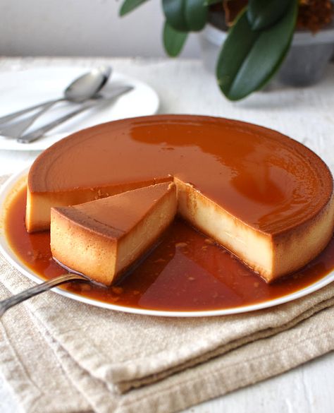 Cómo hace flan de queso crema puertorriqueño, un postre muy fácil de preparar con un resultado muy cremoso. Receta paso a paso. Coffee Flan, How To Make Flan, Mexican Cake, Cake Pudding, Boricua Recipes, Flan Recipe, Creamy Coffee, Recipe Cake, Sweet Coffee