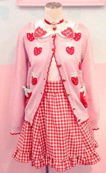 Red Clothes Aesthetic, Pink Aesthetic Clothes, Red And Pink Outfit, Strawberry Fashion, Cute Japanese Fashion, Heart Outfit, Nile Perch, Heart Clothing, Estilo Harajuku