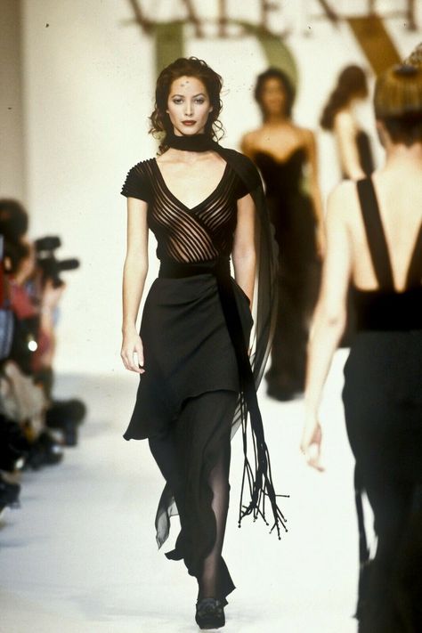 Vintage Runway Fashion, Valentino Runway, 90s Runway Fashion, Runway Fashion Couture, Vintage Runway, Original Supermodels, Deep Winter, Christy Turlington, Runway Dresses