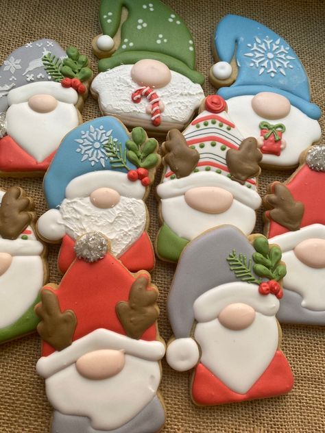 Gnome Cookies, Iced Christmas Cookies, Christmas Sugar Cookies Decorated, Winter Cookies, Cute Christmas Cookies, Sugar Cookie Royal Icing, Winter Cookie, Gnome Christmas, Xmas Cookies