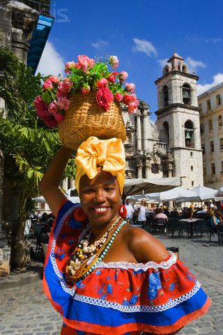 A radiantly lovely smile - and outfit - from Havana, Cuba. Cuba Clothes, Cuba Interior, Havana Travel, Cuban Culture, Havana Nights, Carmen Miranda, Folk Dress, Vinales, America Latina