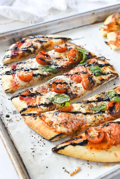 Margarita Flatbread Pizza, Easy Flatbread Pizza, Margherita Flatbread, Flatbread Pizza Recipe, Potato Flatbread, Pizza Flatbread, Bbq Chicken Flatbread, Flatbread Pizza Recipes, Easy Flatbread