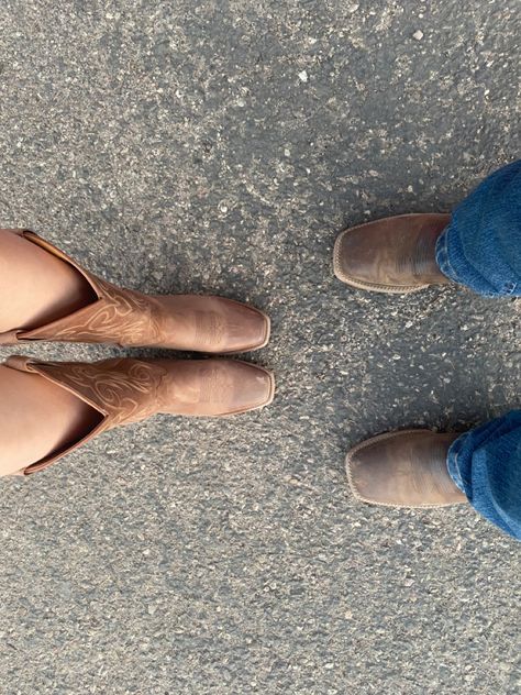 #boots #coupleportrait Boots Cowboy, Love Couple, Rodeo, Couple Goals, Cowboy Boots, Cowboy, Couple Photos, Boots, Blue