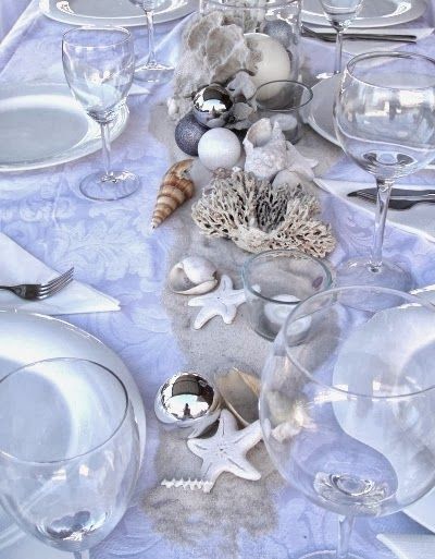 A beachy Holiday table with sand, shore finds and DIY ornaments. Beach Christmas Decorations, Holiday Party Themes, Coastal Christmas Decor, Beach Table, Beachy Christmas, Hawaiian Christmas, Coastal Holiday, Dekor Diy, Tropical Christmas