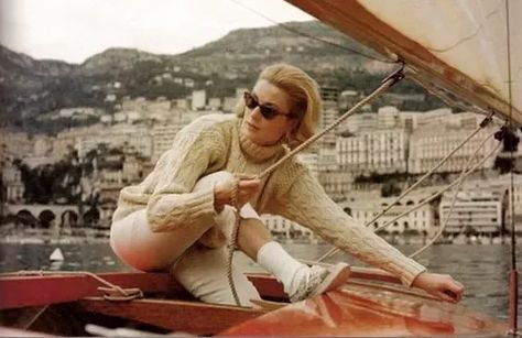 Even on a boat, Grace Kelly looked so elegant with her cat eye sunglasses, fisherman sweater and all-cream ensemble. Prins Albert, Fisherman Knit Sweater, Grace Kelly Style, Aran Jumper, Kelly Monaco, Princess Grace Kelly, Charlotte Rampling, Aran Sweater, Sail Boat