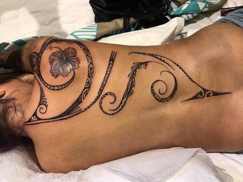 Samoan Spine Tattoos For Women, Hawaiian Spine Tattoo, Hawaiian Back Tattoos For Women, Polynesian Back Tattoo Women, Polynesian Tattoos Women Back, Philippines Tattoo Woman, Polynesian Tattoos Women, Black And White Snake, Snake Tattoos