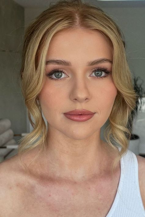 natural wedding makeup idea Bridesmaid Makeup Natural, Natural Wedding Makeup Looks, Bride Makeup Natural, Wedding Makeup For Blue Eyes, Wedding Makeup Blue, Dramatic Wedding Makeup, Beach Wedding Makeup, Wedding Makeup Vintage, Glam Wedding Makeup