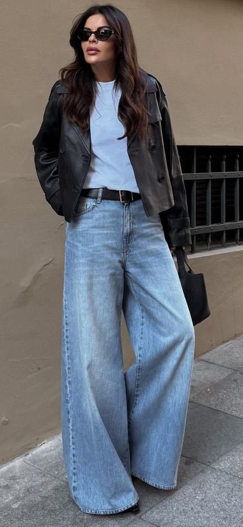 Street Style 2024 Winter Denim Street Style 2024, Widelegjeans Outfit Winter, Chic Winter Outfits Street Style, Spring 2024 Street Style, Wide Leg Jeans Outfit Street Style, Fall Street Style 2024, Palazzo Jeans Outfit, Wide Leg Jeans Outfit Winter, Wide Jeans Outfit