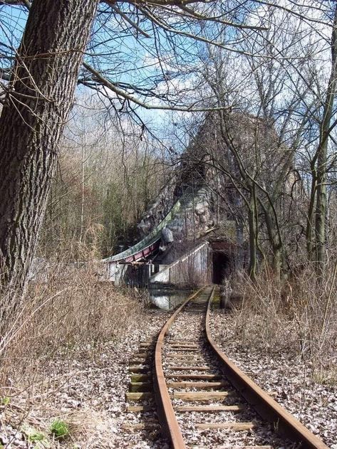 Only Picture, Desert Places, Abandoned Property, Abandoned Train, Railroad Pictures, Abandoned Amusement Parks, Old Trains, Old Train, Parc D'attraction