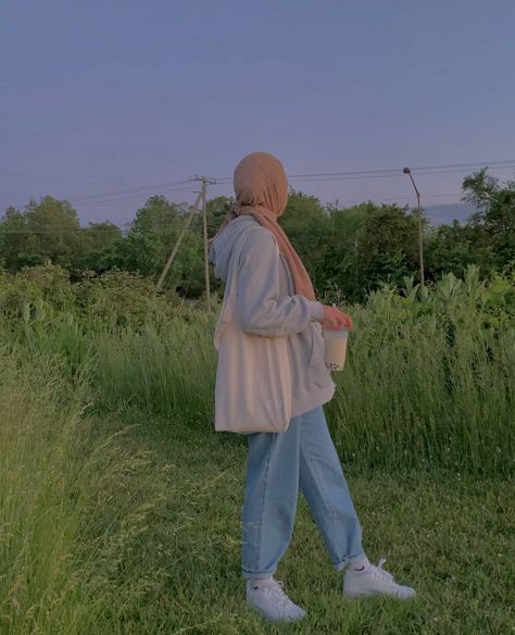 Hijab outfit fashion jeans nature girl Aesthetic Hijab Outfit Ideas, Baby Hijab, Wallpaper Instagram, Hijab Style Tutorial, Hijab Aesthetic, Hijab Style Casual, Modest Fits, Cute Tumblr Wallpaper, Hijabi Style