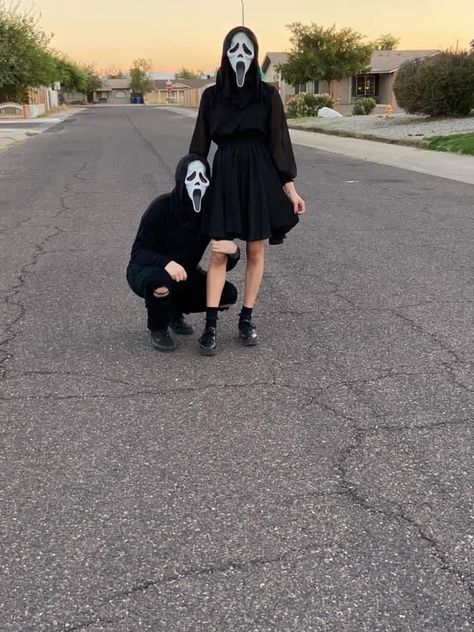 Scream Cosplay Couple, Matching Ghost Face Costumes, Diy Ghostface Costume, Girl Ghost Face Costume Ideas, Screem Girl Halloween, Ghost Face Couples Costume, Couples Ghostface Costume, Ghost Face Costume Ideas, Ghost Face Girl Costume