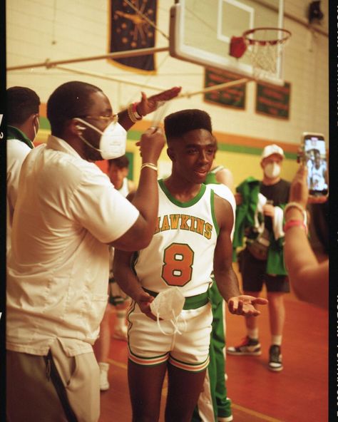 caleb mclaughlin stranger things 4 behind the scenes st4 bts Caleb Mclaughlin, Basketball Players, Stranger Things, Basketball, On Twitter, Twitter