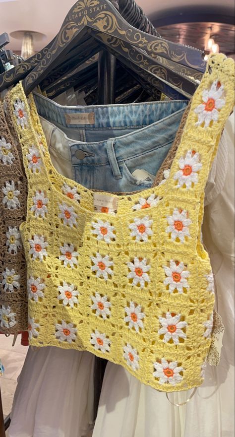 White Crochet Tank Top Outfit, White Crochet Top Outfit Summer, Daisy Granny Square Top, Crochet Flower Tank Top, Spring Crochet Tops, Yellow Crochet Dress, Crochet Spring Tops Free Pattern, Spring Crochet Top, Crochet Top Flower