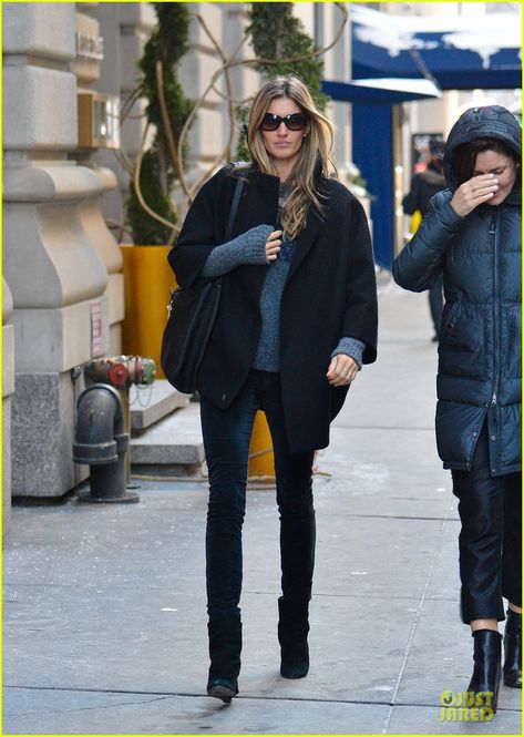 Layered in Black & Gray, Gisele Bundchen Giselle Bündchen, Gisele Bundchen Style, 2014 Pictures, Desired Body, Pregnancy Fashion, New York Street Style, Deep Autumn, Model Street Style, Celebrity Sightings