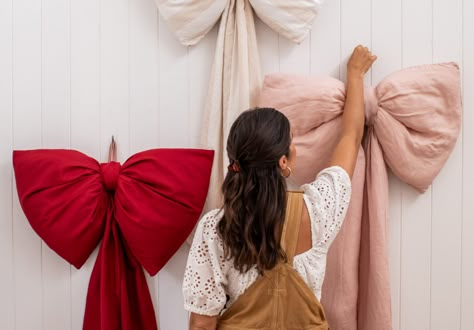 How To Make A Bow Using A Chair, Diy Huge Bow, Big Bows Diy Christmas, Bow Backdrop Ideas, How To Tie A Large Bow, How To Make A Coquette Bow, Large Ribbon Bow Diy, Bow Home Decor, How To Make A Giant Bow