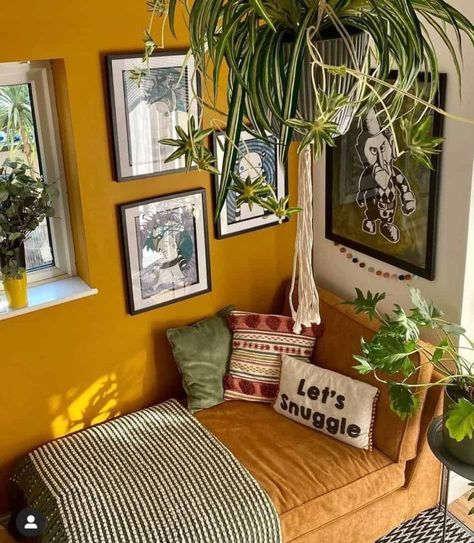 Decoration Trends 2023, Home With Sunroom, 2023 Home Decor Trends, Yellow Walls Living Room, Yellow Accent Walls, Mustard Walls, House Vibes, Nail Looks, Yellow Room