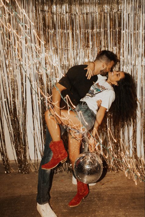 Fun Couples Photoshoot, Disco Photoshoot, Romantic Couple Photoshoot, New Years Eve Pictures, Couples Photoshoot Ideas, New Year Photoshoot, Aesthetic Birthday, Photography Artistic, New Year Pictures