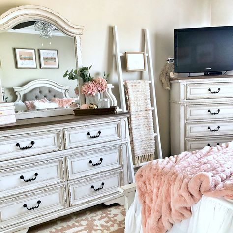 Light Pink Farmhouse Bedroom, Country Pink Bedroom, Blush Pink Farmhouse Bedroom, Raelyn Bedroom Set Decor Ideas, Girly Country Bedroom, Rustic Pink Bedroom, Modern Farmhouse Girls Bedroom, Pink Rustic Bedroom, Pink Farmhouse Bedroom