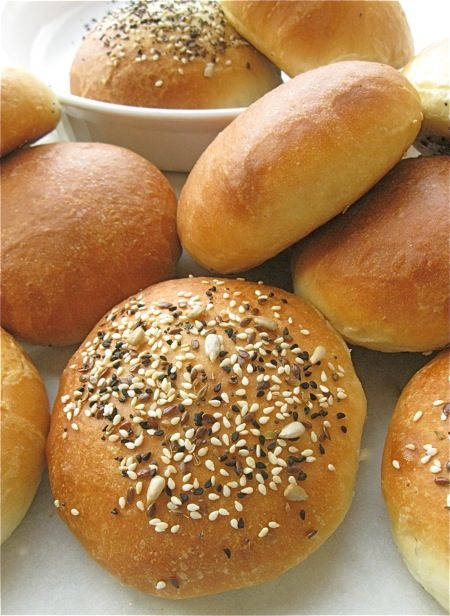 Countdown to summer: Beautiful Burger Buns: King Arthur Flour – Baking Banter Onion Buns, Homemade Burger Buns, Potato Buns, Burger Buns Recipe, Countdown To Summer, Hamburger Bun Recipe, Homemade Hamburger Buns, Bread Toppings, Biscuit Rolls